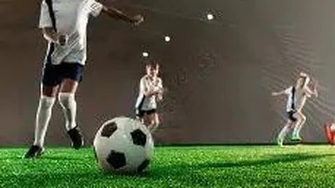 “18岁新星王钰栋国家队首秀惊艳，中超赛场助力双助攻表现抢眼！”